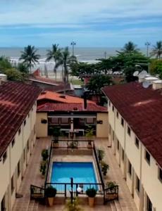 eine Luftaufnahme eines Hotels mit Swimmingpool in der Unterkunft Bertioga pé na areia in Bertioga