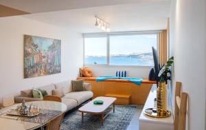 una sala de estar con un sofá y una mesa en Elegant Hilton Penthouse, en Charf