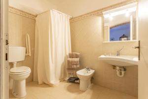 a bathroom with a toilet and a sink at Manuela - Agriturismo La Valentina in Talamone