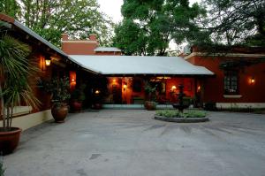 a building with a courtyard with potted plants at Robles de Besares in Chacras de Coria