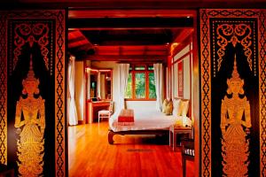 En eller flere senge i et værelse på Surin Beach Villa 3 bedrooms