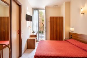 een slaapkamer met een rood bed en een glazen schuifdeur bij Hotel Careni Villa Italia in Finale Ligure +69 foto's