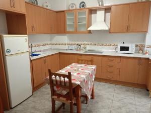 Kuchyň nebo kuchyňský kout v ubytování Amplio apartamento en zona céntrica de Nijar
