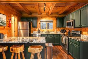 una cocina con armarios verdes y techos de madera. en Movie Theater Arcade Hot Tub Grill Views, en McGaheysville