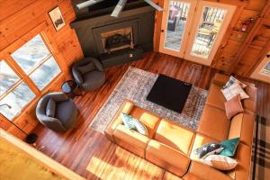 Una vista aérea de una sala de estar con un sofá y una chimenea. en Movie Theater Arcade Hot Tub Grill Views, en McGaheysville