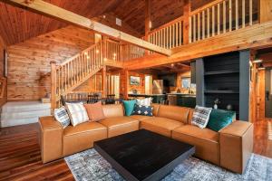 una sala de estar con un sofá y una mesa en Movie Theater Arcade Hot Tub Grill Views, en McGaheysville 47 fotos más