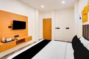 TV a/nebo společenská místnost v ubytování Super Hotel O Indriya