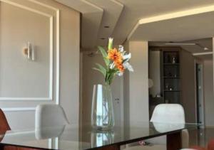 O zonă de relaxare la Appartement luxueux vue mer