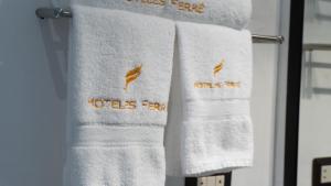 un gruppo di asciugamani bianchi appesi a un appendiabiti di Hotel Ferré Machu Picchu a Machu Picchu