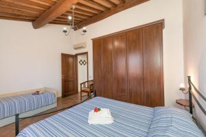 1 dormitorio con 2 camas y armario de madera en Il Pino - appartamento Tiglio, en Cecina 19 fotos más