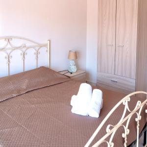 a bedroom with a bed with two towels on it at La Valle e il Mare - San Leone in San Leone +10 photos