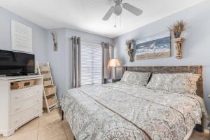 ein Schlafzimmer mit einem Bett und einem Flachbildfernseher in der Unterkunft GS Plantation West 1339 by Vacation Homes Collection in Gulf Highlands + 32 Fotos