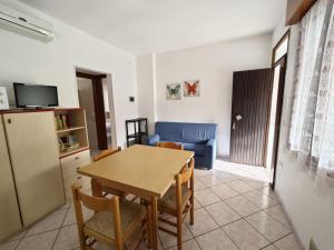 a kitchen and dining room with a table and chairs at Lidia in Rosolina