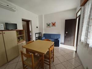 a kitchen and dining room with a table and chairs at Lidia in Rosolina