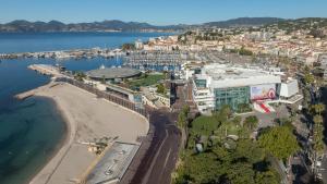 z powietrza widok na plażę i miasto w obiekcie L'Esterel w Cannes