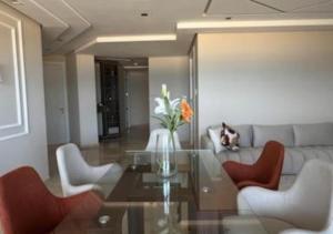 O zonă de relaxare la Appartement luxueux vue mer