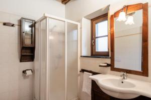 un baño con lavabo y ducha en Agriturismo Fadanelli - Il Granaio, en Lamporecchio 8 fotos más