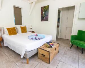 Postel nebo postele na pokoji v ubytování Mon'Désir Lodge - Bungalows + 15 fotografií
