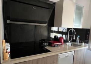 O bucătărie sau chicinetă la Appartement luxueux vue mer