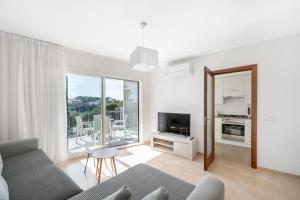 TV a/nebo společenská místnost v ubytování Dimi Holidays Porto Cristo SLU Meerblick Apartment 2 -Hafen Porto Cristo 120 m zum Strand
