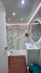 Kúpeľňa v ubytovaní Amplio apartamento familiar con parking privado en pleno centro de Córdoba + 34 fotografií