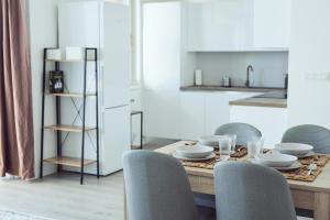 Kuchyňa alebo kuchynka v ubytovaní Modern 1-Bedroom Apartment ǀ AC, Free Parking