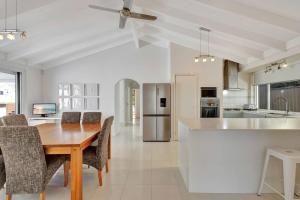 Una cocina o cocineta en Coastal Poolside Retreat