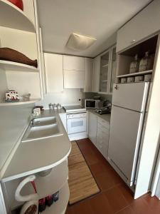 Η κουζίνα ή μικρή κουζίνα στο Ampio appartamento in centro con vista - parcheggio gratuito e Wi-fi