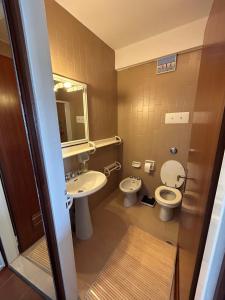 Ένα μπάνιο στο Ampio appartamento in centro con vista - parcheggio gratuito e Wi-fi +16 φωτογραφίες