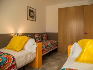 ein Zimmer mit zwei Betten und einer Couch in der Unterkunft Ferienhaus in Torroella De Montgrí mit Privatem Pool in Torroella de Montgrí