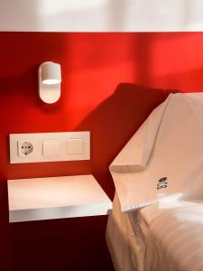 ein Zimmer mit einem Bett und einer Kiste an der Wand in der Unterkunft Ferienhaus in Torroella De Montgrí mit Privatem Pool in Torroella de Montgrí