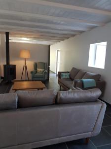 un soggiorno con divani, divano e tavolo di Ferienhaus Für 14 Personen In Afife ad Afife Altre 32 foto