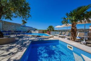 einen Pool in einer Villa mit Aussicht in der Unterkunft Ferienhaus in Ražanj mit Großem Garten in Ražanj