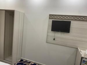 TV a/nebo společenská místnost v ubytování AKABER ELSHESHA awtadhotel2 اكابر الششة اوتاد هوتيل 2 + 16 fotografií