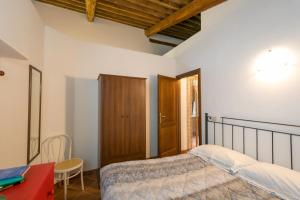 Un dormitorio con una cama y un escritorio y una ventana. en il Nazareno - Il Coppaio, en Cecina 22 fotos más