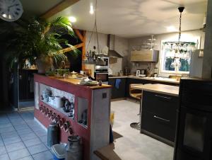 una cocina con una isla roja en el medio en Villa Besne, en Thuir
