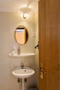 Ένα μπάνιο στο Room in Rogoznica with W-LAN 3338-5 +27 φωτογραφίες