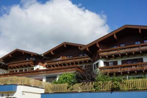 FürthにあるFerienwohnung Panoramablick In Fürthの木製バルコニー付きの建物 +14枚の写真