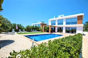 una vista di una casa con piscina di Luxuriöse Villa Mit Privatem Pool Und Whirlpool a Peyia