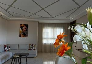 O zonă de relaxare la Appartement luxueux vue mer
