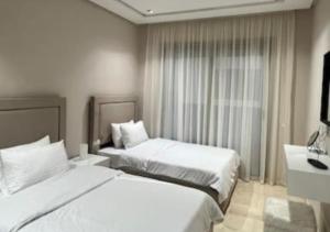 Un pat sau paturi într-o cameră la Appartement luxueux vue mer