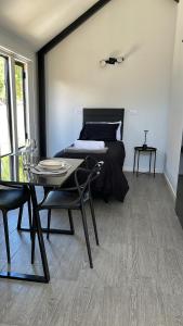 En eller flere senge i et værelse på Cabañas De La Ribera + 29 billeder