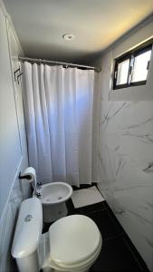 Et badeværelse på Cabañas De La Ribera