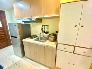 Η κουζίνα ή μικρή κουζίνα στο Hidden Gem at Cebu Skyline Haven