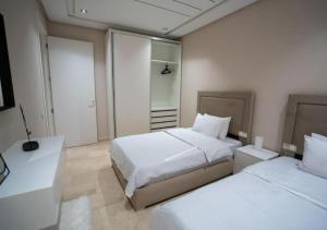 Un pat sau paturi într-o cameră la Appartement luxueux vue mer