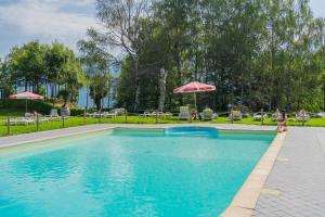 Hotel Mirabeau tesisinde veya buraya yakın yüzme havuzu