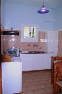 A kitchen or kitchenette at Nikolas Apartments Kalami bay Még 18 kép