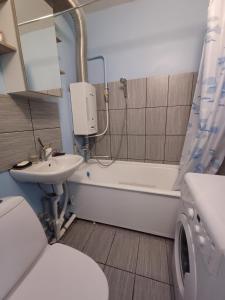 ナルヴァにあるRAKVERE 32 2 bedroom apartment on 2 floorの洗面台、トイレ、浴槽を備えたバスルーム