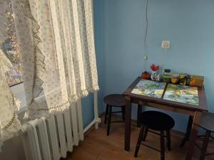 ナルヴァにあるRAKVERE 32 2 bedroom apartment on 2 floorのテーブル、ラジエーター、窓が備わるお部屋 +4枚の写真