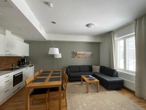 a living room with a couch and a table at Spa Chalet Calluna in Virasoja